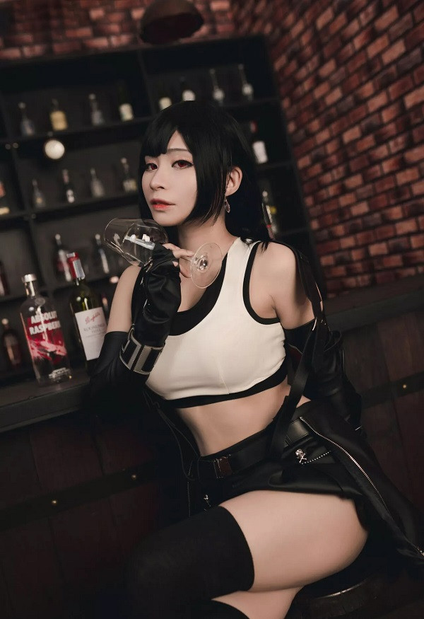Chiêm Ngưỡng Bộ Ảnh Cosplay Tifa Lockhart Tuyệt Đẹp Biểu cảm lạnh lùng toát lên khí chất nhân vật.