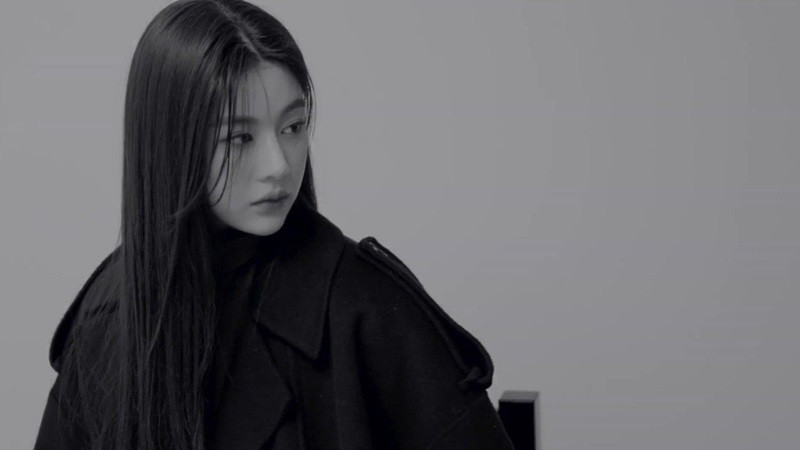 Tổng Hợp Những Bộ Ảnh Ngầu Nữ Đẹp Nhất Cho Bạn Biểu cảm mạnh mẽ và tự tin của cô gái trong bức ảnh trắng đen, tạo nên vẻ ngầu cuốn hút