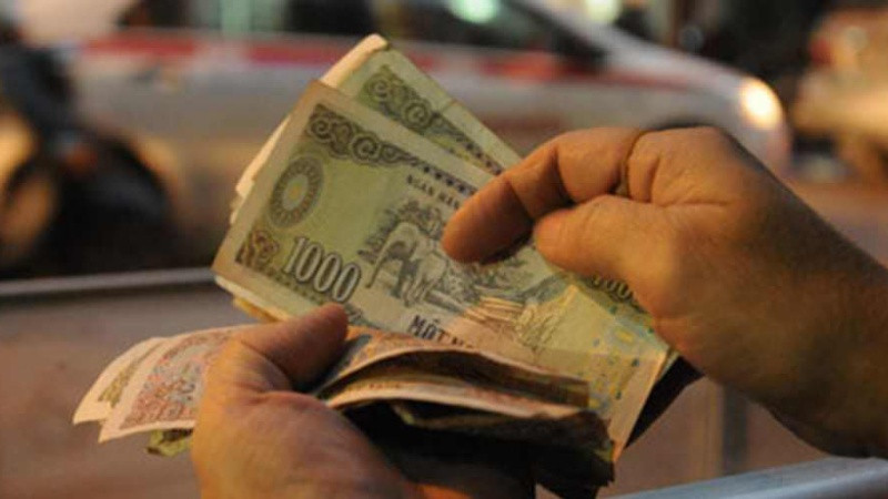 Biểu cảm thất vọng khi mở ví nhưng không có tiền