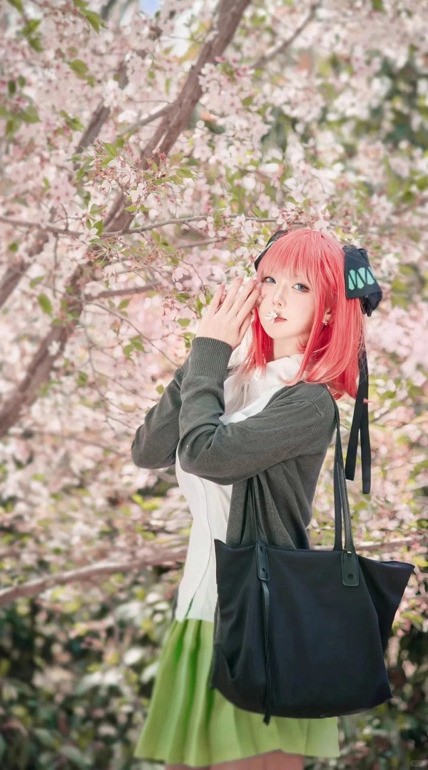Biểu cảm và dáng pose tsundere giống hệt bản gốc anime trong cosplay Nino Nakano