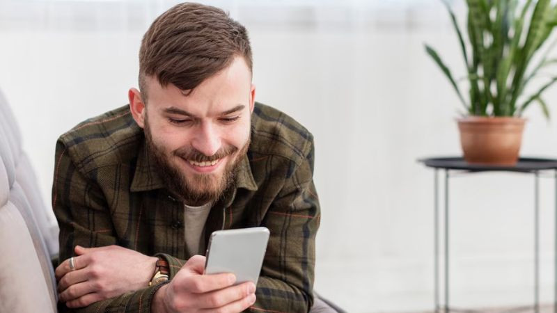 biểu cảm vui sướng khi nhận được tin nhắn từ người mình thích - dấu hiệu chàng trai simp