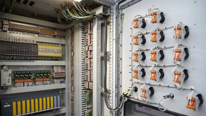 Biểu đồ cấu trúc hệ thống bộ điều khiển logic lập trình PLC với CPU, module I/O và kết nối ngoại vi