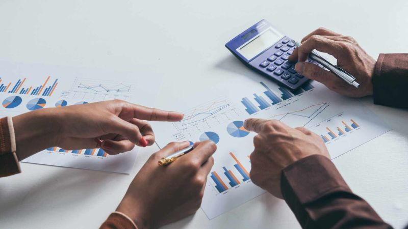 Biểu đồ phân tích dữ liệu và các chỉ số đo lường hiệu quả chiến dịch, minh họa việc theo dõi kết quả nghiên cứu thị hiếu.