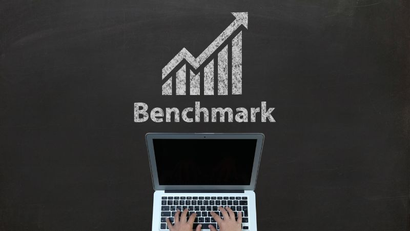 Biểu đồ so sánh hiệu suất giữa các hệ thống máy tính khác nhau thông qua điểm benchmark