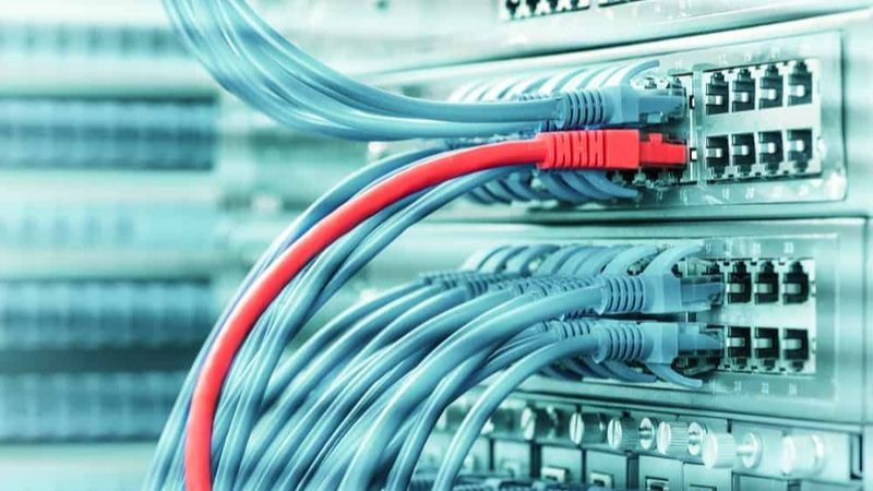 Biểu tượng bảo mật và các kết nối cáp, minh họa tính an toàn của mạng Ethernet có dây