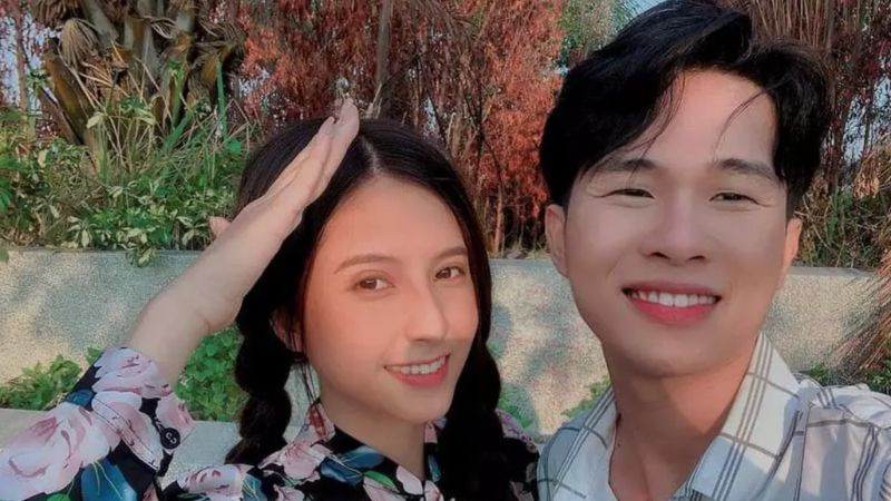 Biểu tượng cho hành vi &quot;hám fame&quot; - sẵn sàng làm mọi cách, kể cả gây sốc hoặc đi ngược lại chuẩn mực, để thu hút sự chú ý.