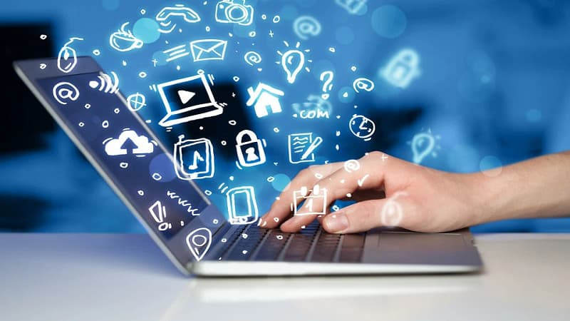 Biểu tượng email và tin nhắn, thể hiện các kênh hỗ trợ kỹ thuật số như email và mạng xã hội.