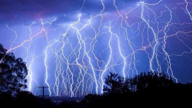 Biểu tượng mô tả khái niệm điện tích và sự tương tác của chúng