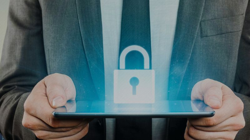 Biểu tượng ổ khóa bảo mật nhấn mạnh tầm quan trọng của việc đảm bảo an toàn cho hệ thống dữ liệu của Certificate Authority (CA)