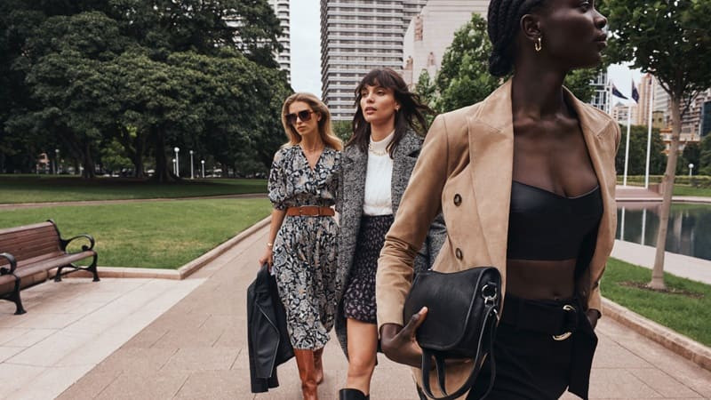 Biểu tượng pháp lý trên màn hình, minh họa tính an toàn pháp lý của ảnh miễn phí