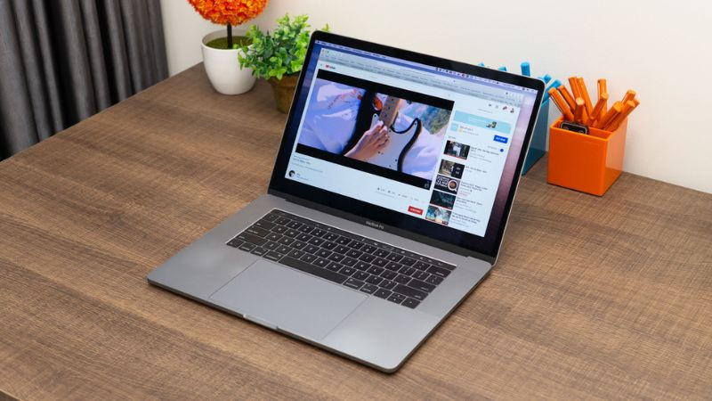 Biểu tượng pin đầy trên thanh menu của MacBook, minh họa thời lượng sử dụng pin dài ấn tượng