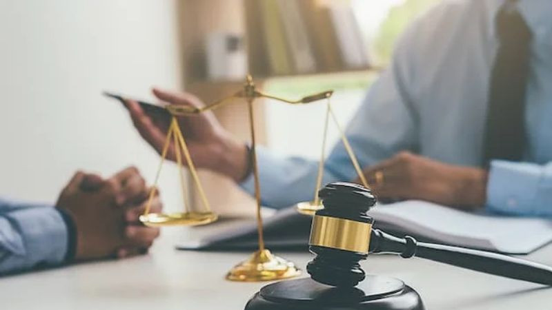 Biểu tượng sách luật và mũ cử nhân minh họa yêu cầu về trình độ học vấn để trở thành thừa phát lại