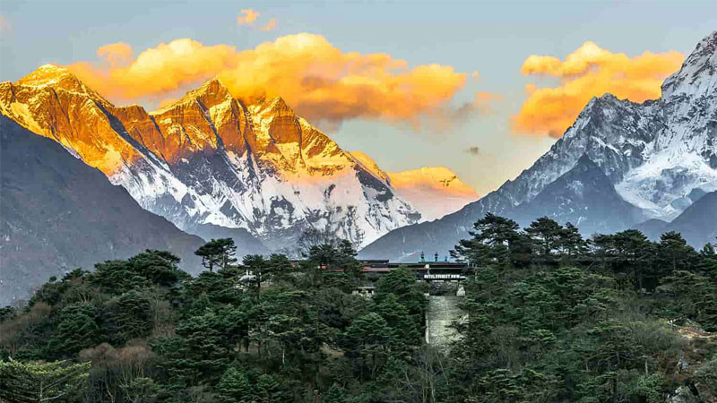 Bình minh huyền ảo trên dãy núi đá