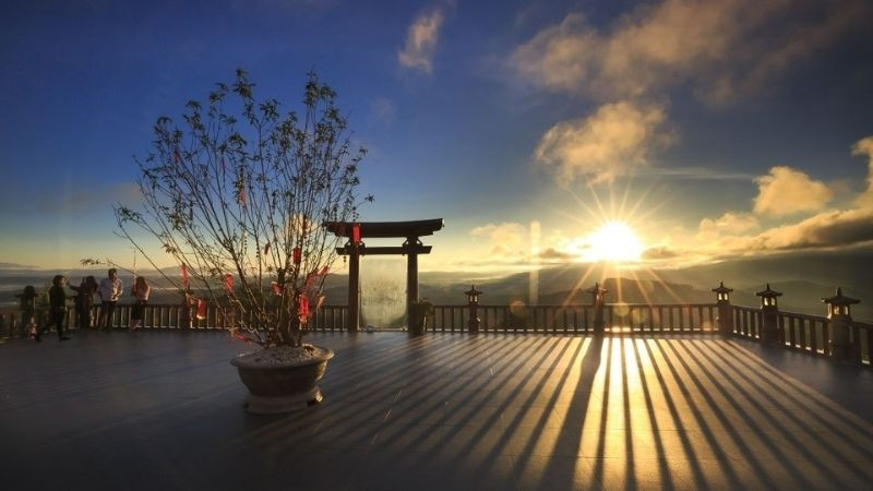 Bình minh rạng rỡ nơi quê nhà