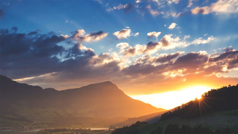 Bình minh rực rỡ phía sau đỉnh núi