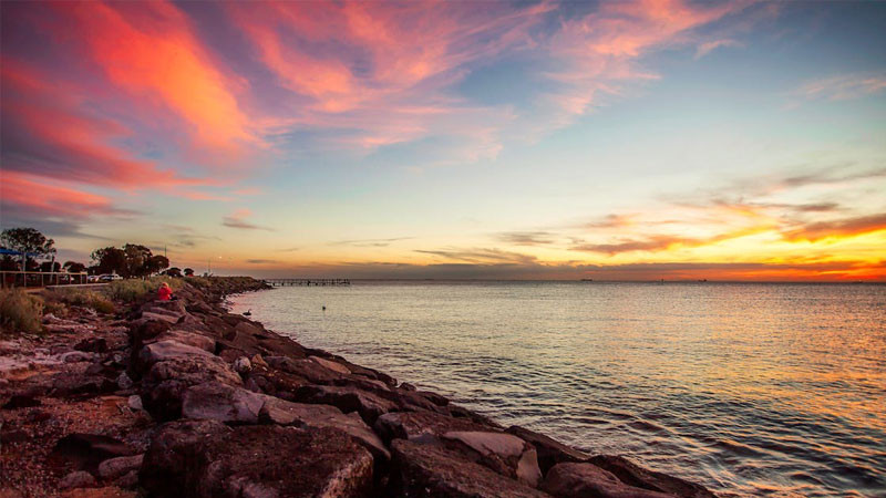 Bình minh trên biển với những đám mây hồng