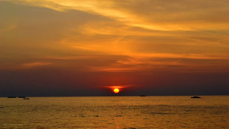 Bình minh trên biển với sắc cam rực rỡ