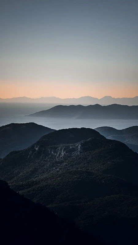 Bình minh trên núi với ánh nắng chiếu rọi xuống thung lũng