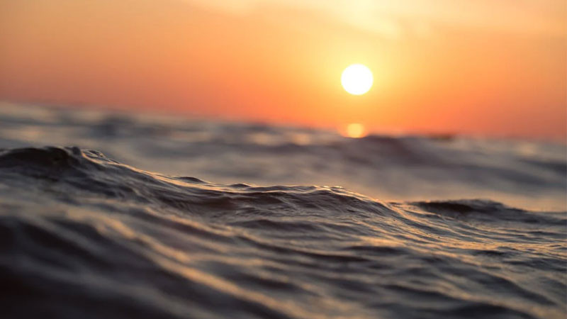 Bình minh vàng óng trên bãi biển vắng