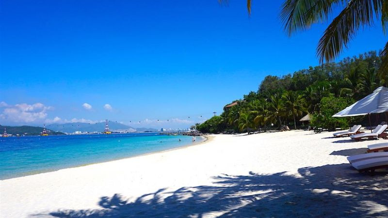 Bờ biển cát vàng trải dài với nước biển trong xanh, cảnh quan tuyệt đẹp của Việt Nam