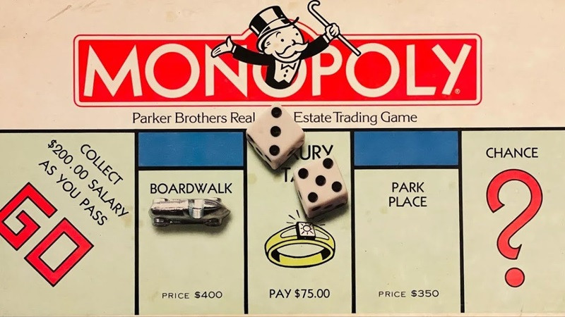 Bộ các quân cờ và tập tiền giả trong game Monopoly