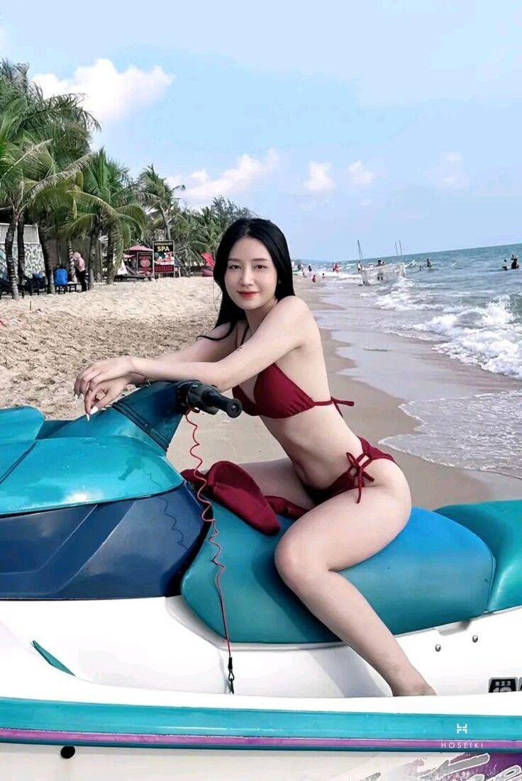 Bộ đồ bơi đơn giản tôn lên vẻ tinh tế của nàng