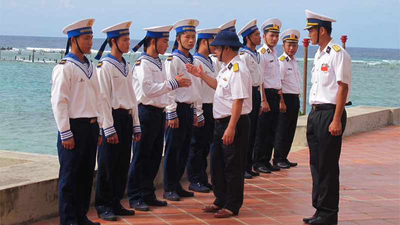 Bộ đội canh gác trên đảo xa