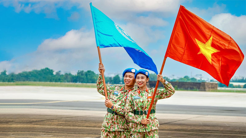 Bộ đội chào cờ Tổ quốc trong lễ nghi trang trọng