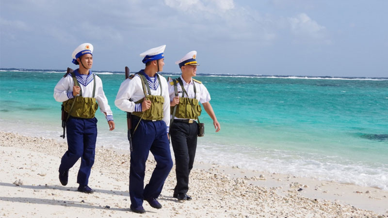 Bộ đội trồng rau cải thiện đời sống nơi đảo xa