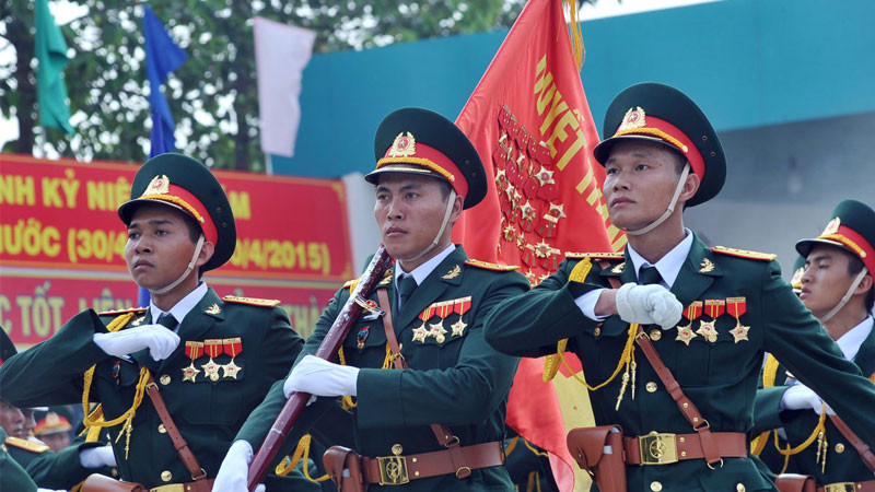 Bộ đội và công an cùng tham gia lễ chào cờ