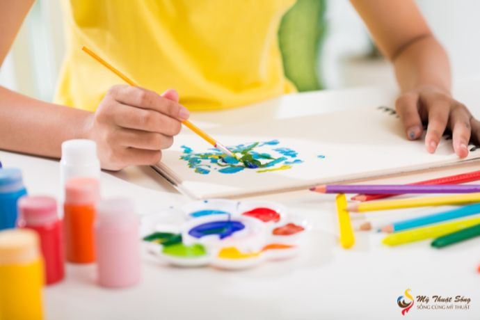 Bộ dụng cụ vẽ màu gouache bao gồm cọ, giấy, bảng pha màu và ống màu