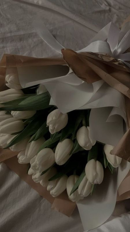 Bó hoa tulip trắng nhẹ nhàng, tinh khôi dành cho nàng