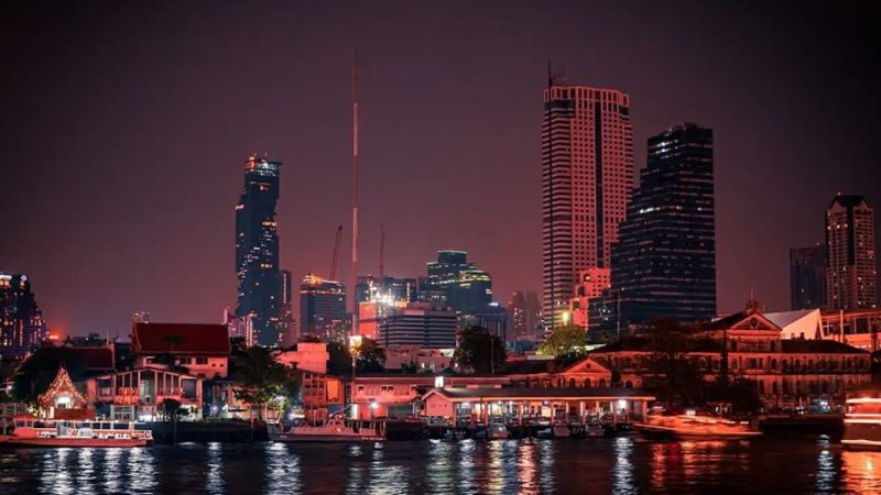 Bờ kè Công viên bờ sông Sài Gòn với view nhìn ra khu trung tâm TP.HCM đêm