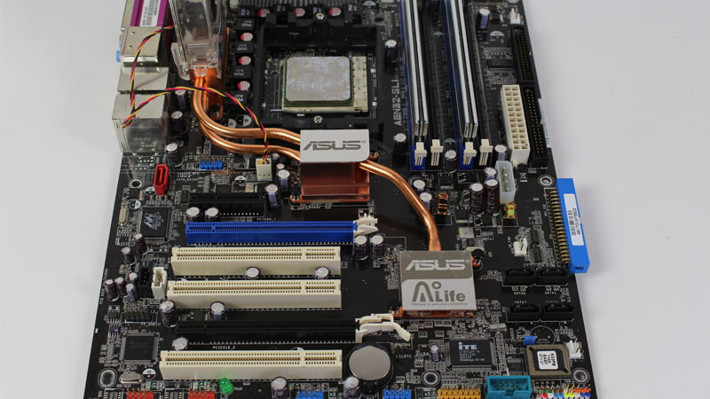 Bo mạch chủ (Mainboard) của máy tính, trung tâm kết nối các linh kiện như CPU, RAM, card đồ họa, đóng vai trò 'trái tim' hệ thống PC