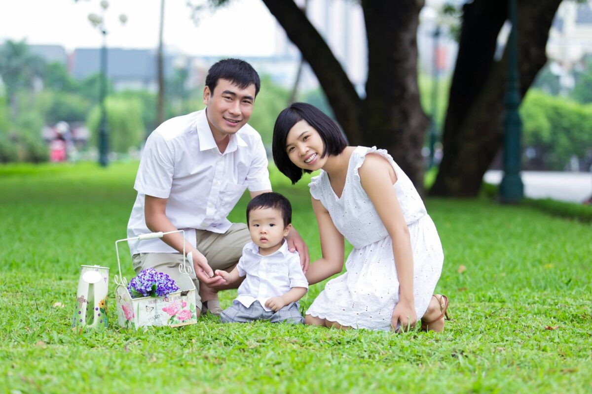 Bố mẹ và con cùng nhau khám phá thiên nhiên trong chuyến dã ngoại