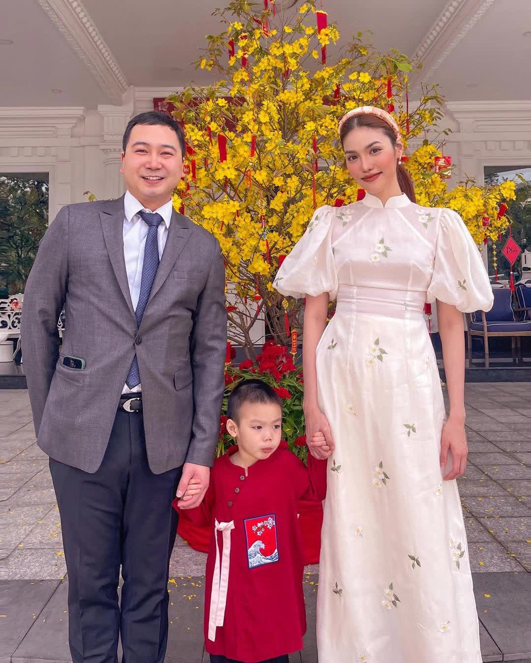 Bố mẹ và con gái diện áo dài đón xuân rực rỡ