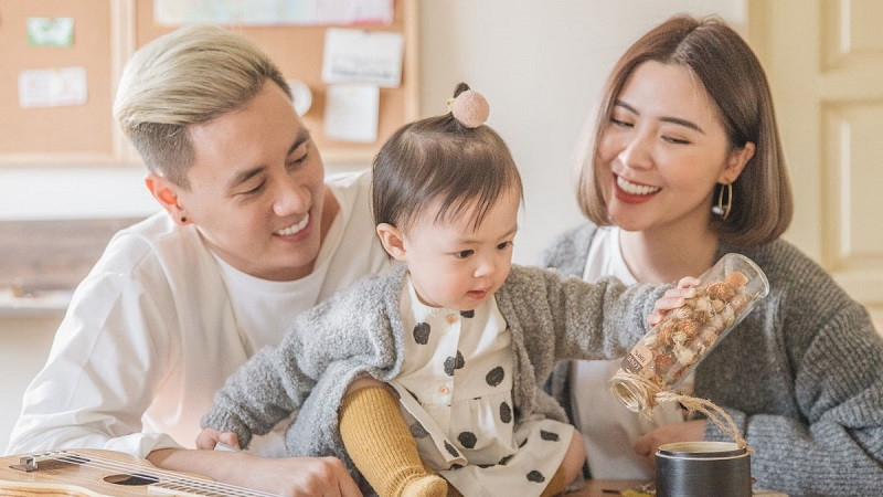 Bố mẹ và con trai chụp ảnh chân dung cận mặt, cười rất tươi