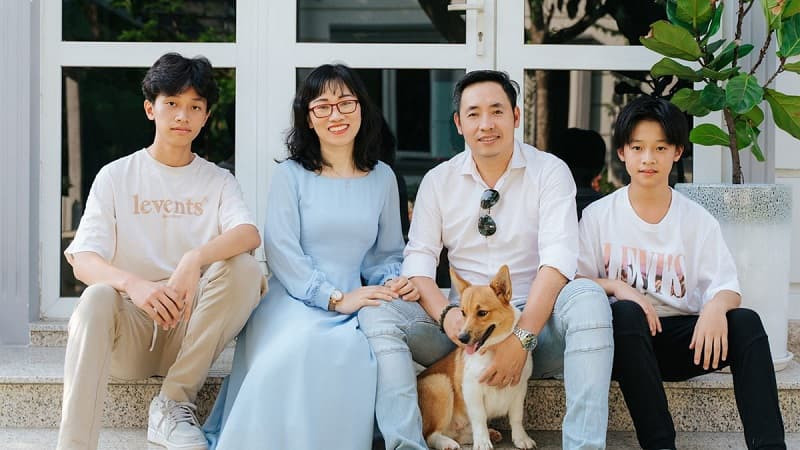 Bố mẹ và hai con gái mặc váy trắng, chụp ảnh ngoài trời đầy thơ mộng