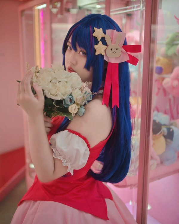 Bộ outfit hồng trắng tôn dáng và bắt mắt, đúng chuẩn trang phục idol