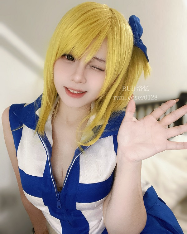 Bộ trang phục cosplay Lucy Heartfilia chuẩn từ tóc đến phụ kiện