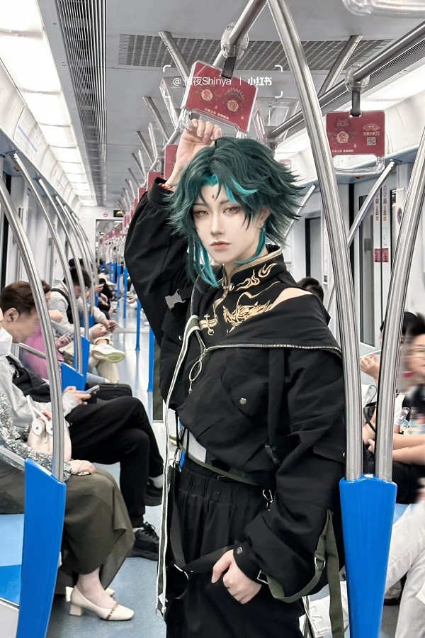 Bộ trang phục cosplay Xiao được thực hiện tỉ mỉ, thể hiện rõ từng đường nét