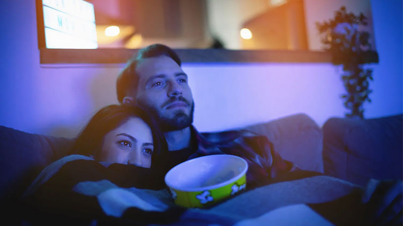 Bố trí không gian ấm cúng, lãng mạn để buổi Netflix and Chill thêm đáng nhớ.