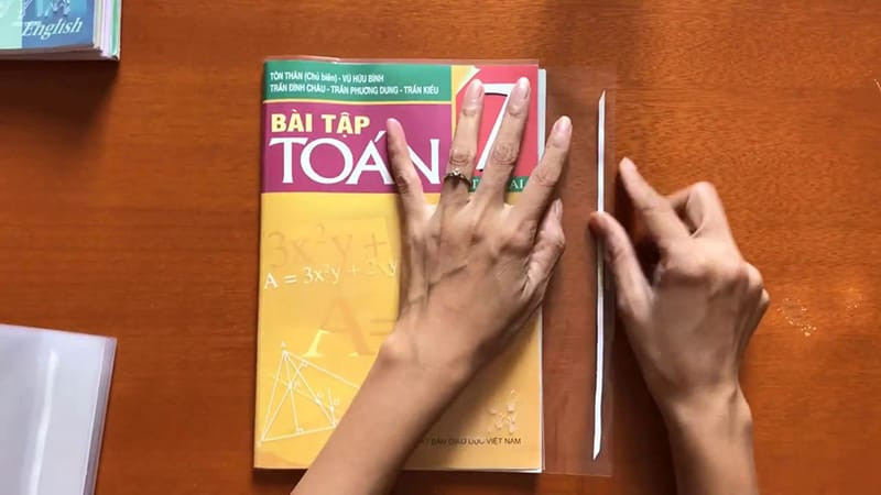 Bọc sách vở bằng nilon giúp tăng độ bền đẹp cho sản phẩm