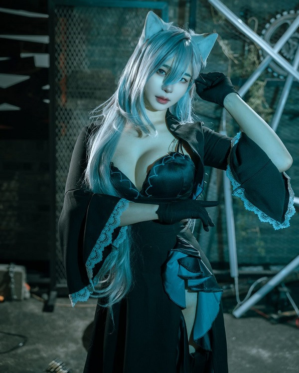 Bối cảnh cosplay Shiroko mang đậm chất anime giả tưởng