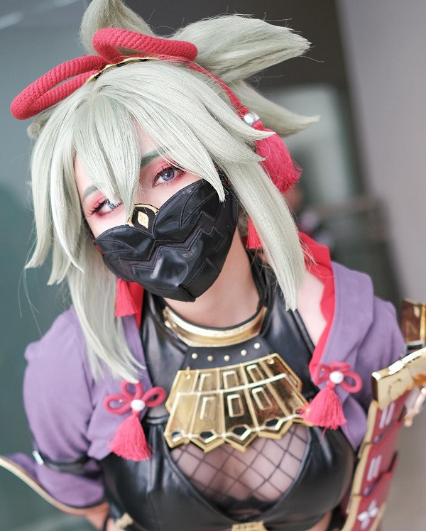Bối cảnh hiện đại tôn lên vẻ cuốn hút của cosplay Kuki Shinobu
