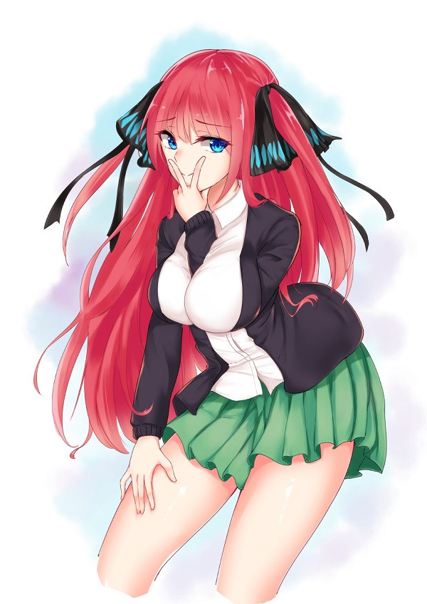 Bối cảnh lớp học với ánh nhìn đăm chiêu của Nakano Nino