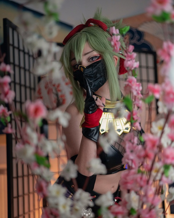 Bối cảnh tối giúp nhân vật cosplay Kuki Shinobu nổi bật