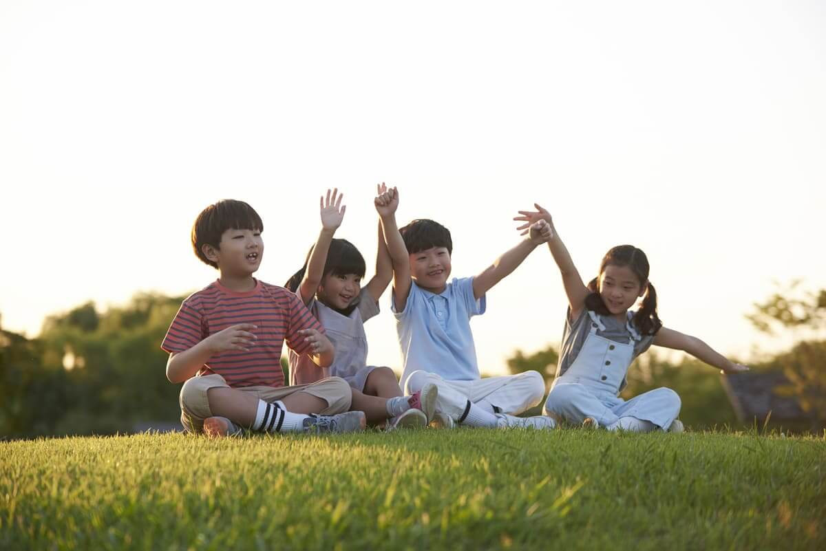 Bốn anh em vui vẻ chạy nhảy cùng nhau