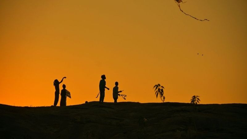 Bọn trẻ thả diều trong một buổi chiều đẹp