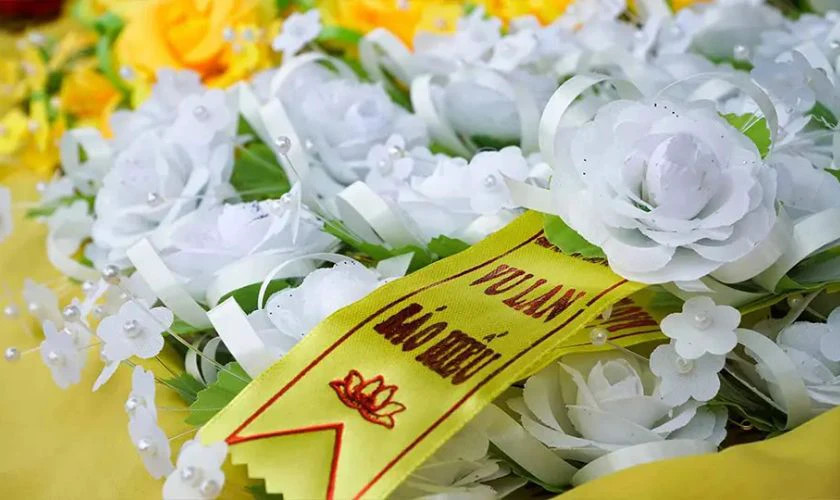 Bông hồng trắng cài áo, biểu tượng thiêng liêng của người mẹ đã khuất